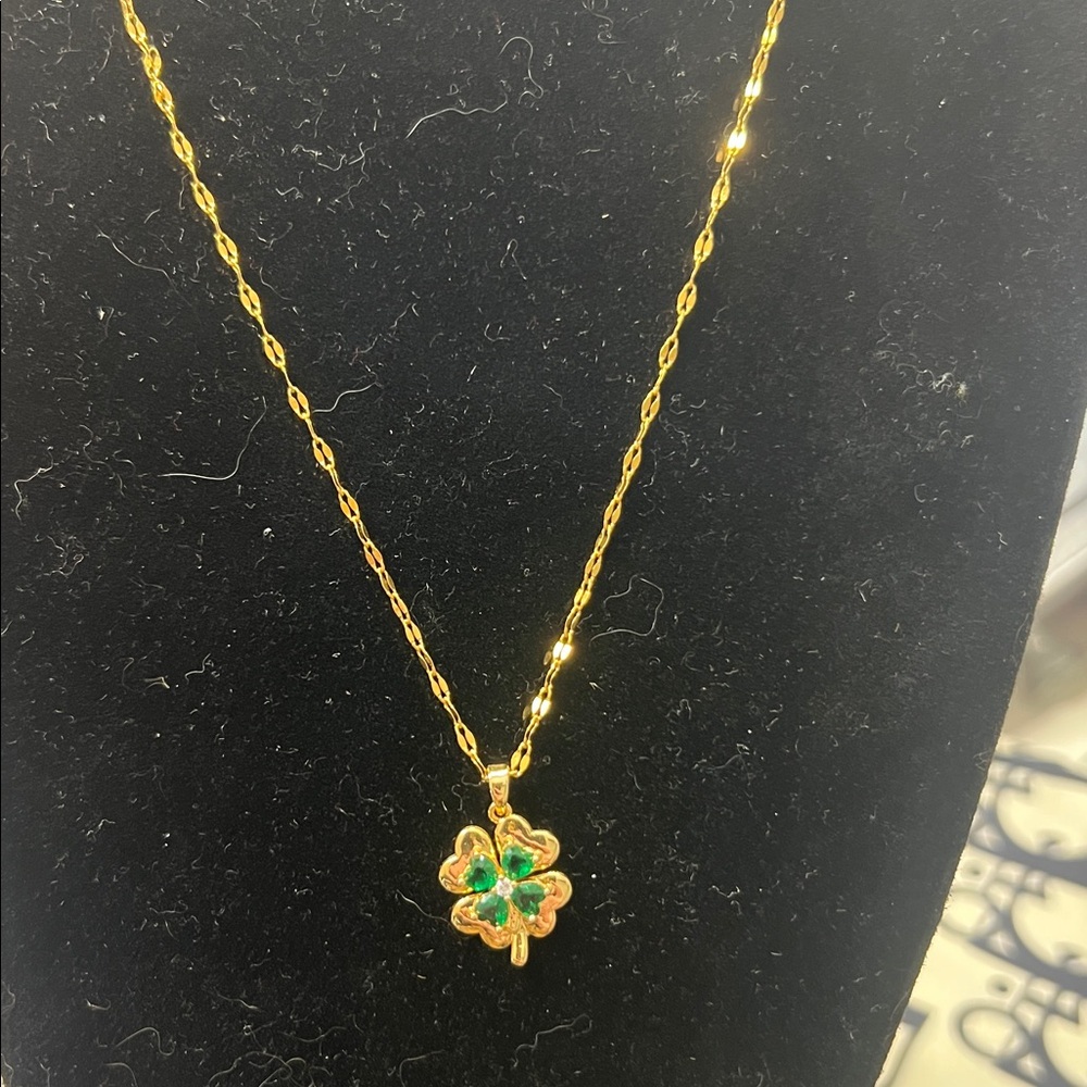 Clover Necklace the clover spins
